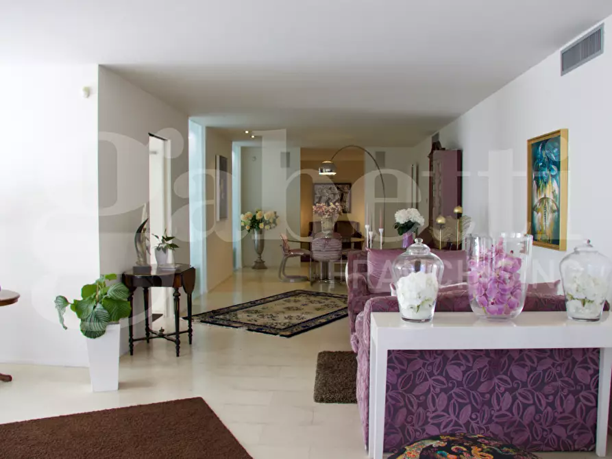 Immagine 15 di Villa in vendita  in Via Tondo Gioieni a Catania