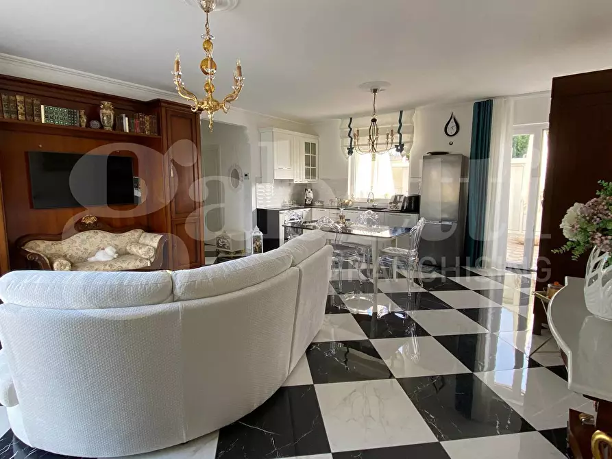 Immagine 6 di Casa trifamiliare in vendita  in Via Andrea Gusmai a Trani