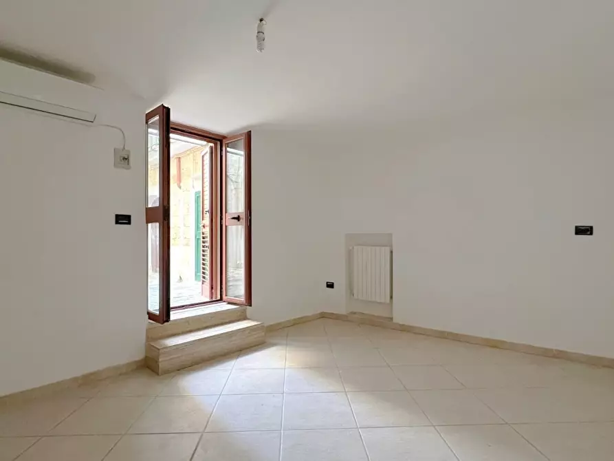 Immagine 2 di Negozio in vendita  in Via BARBACANA, 00 a Monopoli