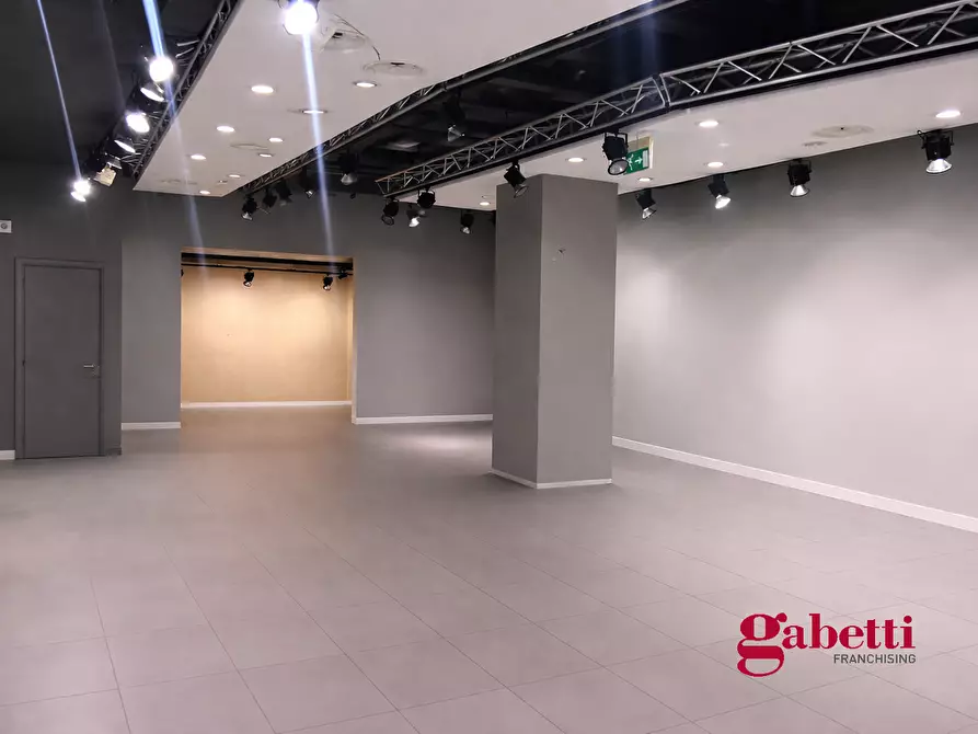 Immagine 6 di Negozio in vendita  in Via Mario Rigamonti, 100 a Roma