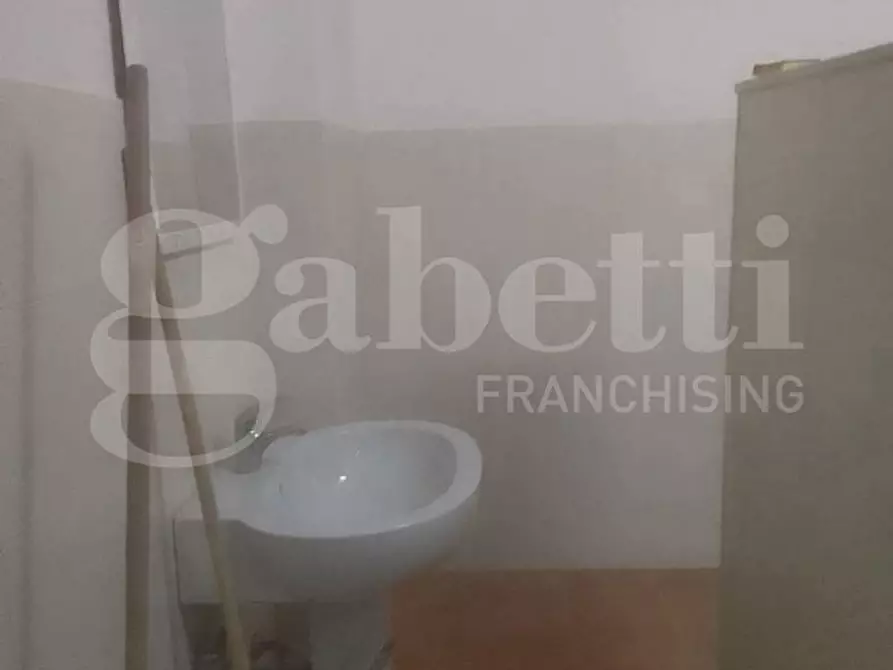 Immagine 9 di Negozio in vendita  in Piazza G.B.TEDESCO, 9 a Taranto