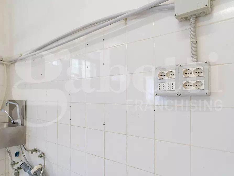 Immagine 17 di Laboratorio in vendita  in Via Busalla, 9 a Roma