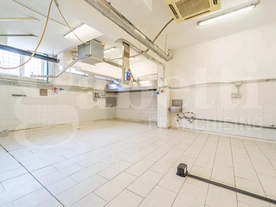 Immagine 5 di Laboratorio in vendita  in Via Busalla, 9 a Roma