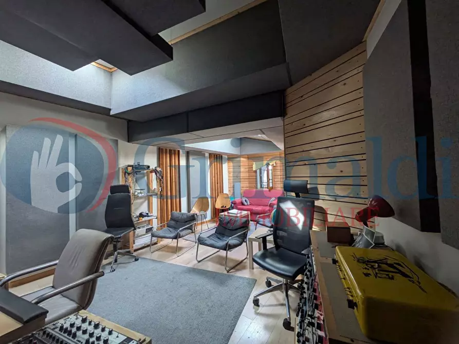 Immagine 11 di Magazzino in vendita  in Via del Testaio a Livorno