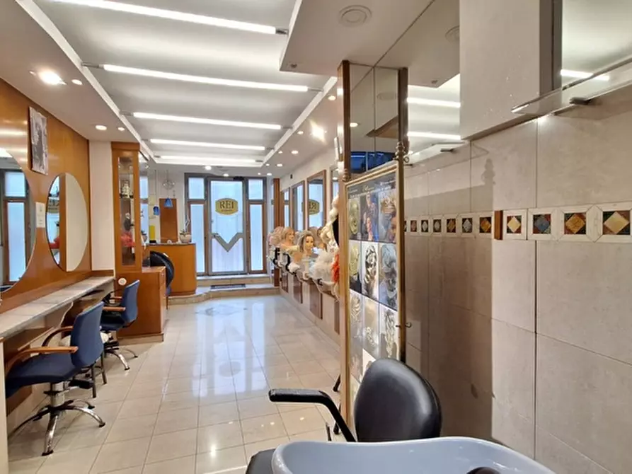 Immagine 7 di Negozio in vendita  in Via Foria a Napoli