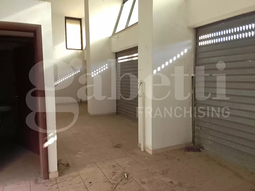 Immagine 3 di Negozio in vendita  in Piazza G.B.TEDESCO, 13 a Taranto