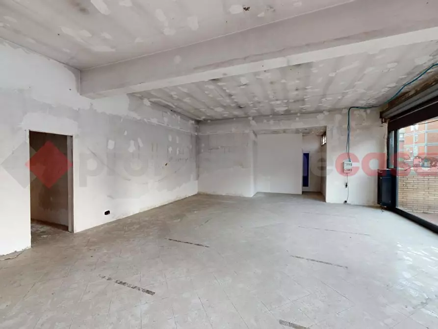 Immagine 9 di Negozio in vendita  in Via della Casetta Mattei a Roma