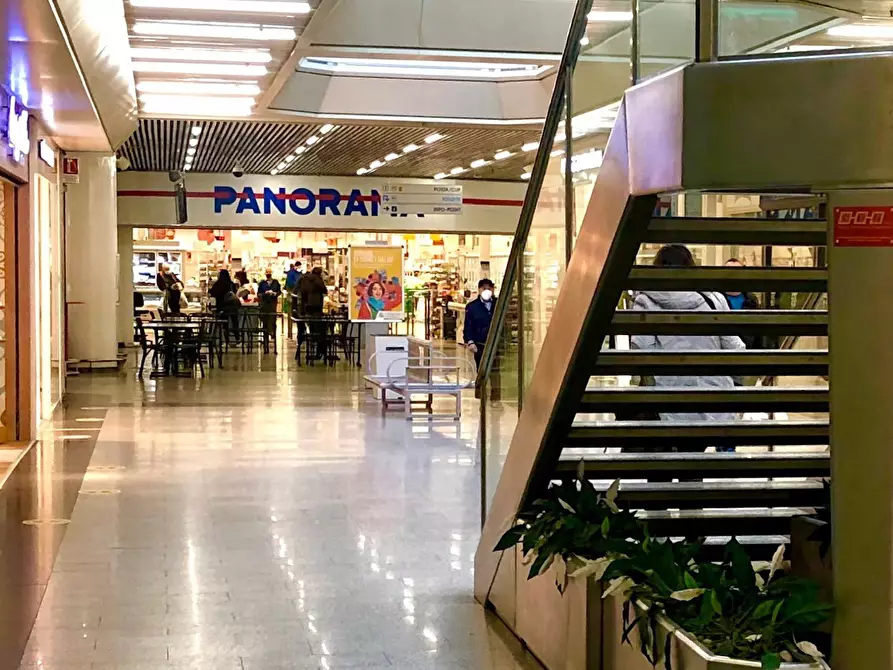 Immagine 17 di Negozio in vendita  in Via Mario Rigamonti, 100 a Roma