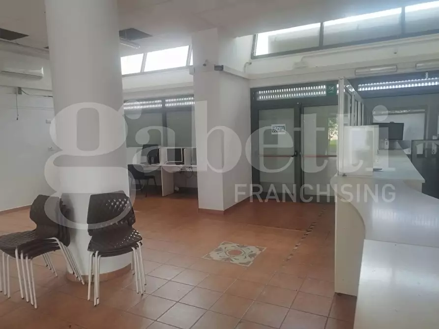 Immagine 3 di Negozio in vendita  in Piazza G.B.TEDESCO, 9 a Taranto