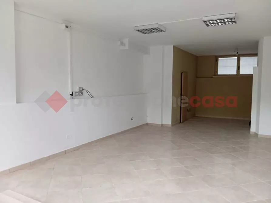 Immagine 1 di Negozio in affitto  in Via Trento e Trieste a Spoleto