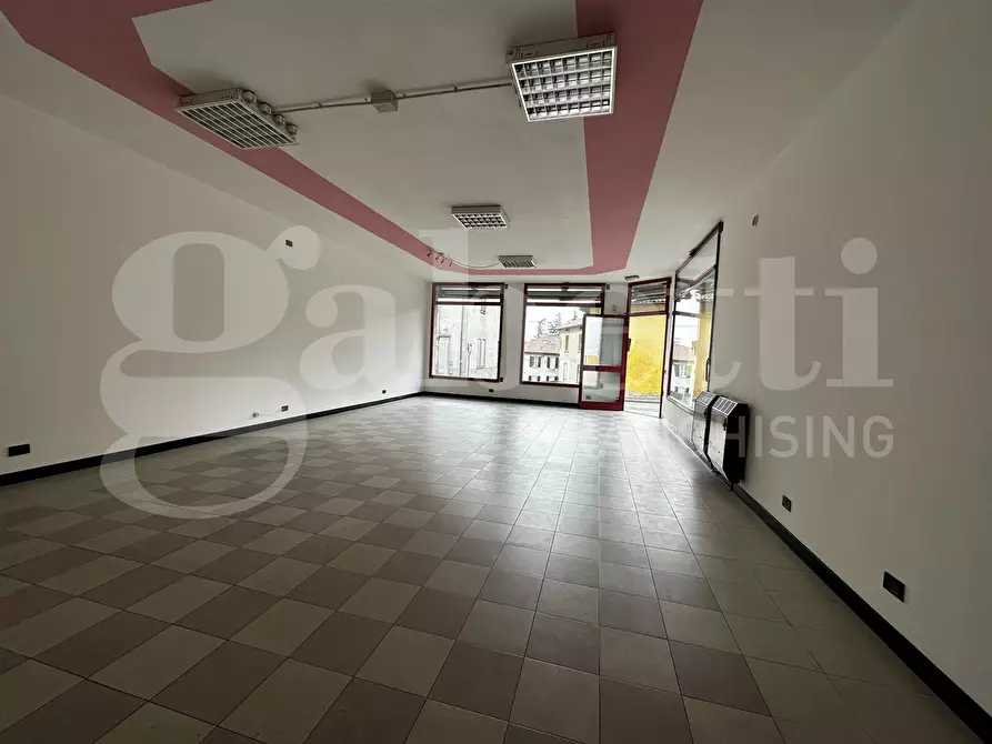 Immagine 15 di Negozio in affitto  in Via Marconi, snc a Erba