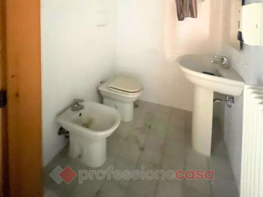 Immagine 8 di Negozio in vendita  in Via Mario Angeloni a Perugia