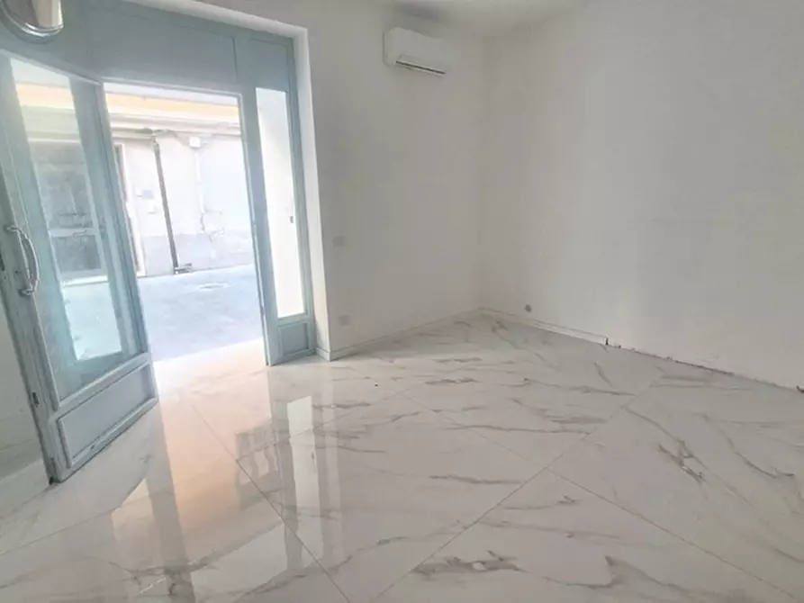 Immagine 8 di Negozio in affitto  in Via Cesare Augusto a Pozzuoli
