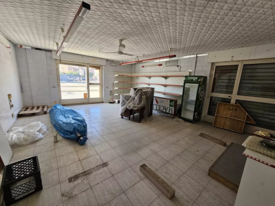 Immagine 10 di Negozio in vendita  in Via Cesare Terranova a San Severo