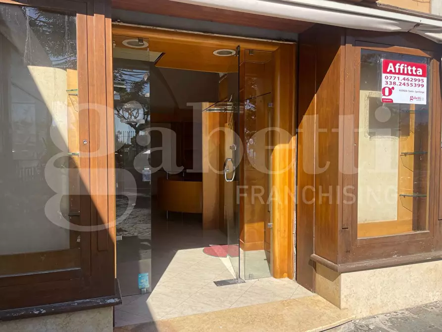 Immagine 9 di Negozio in affitto  in Via Faustina, 40 a Gaeta