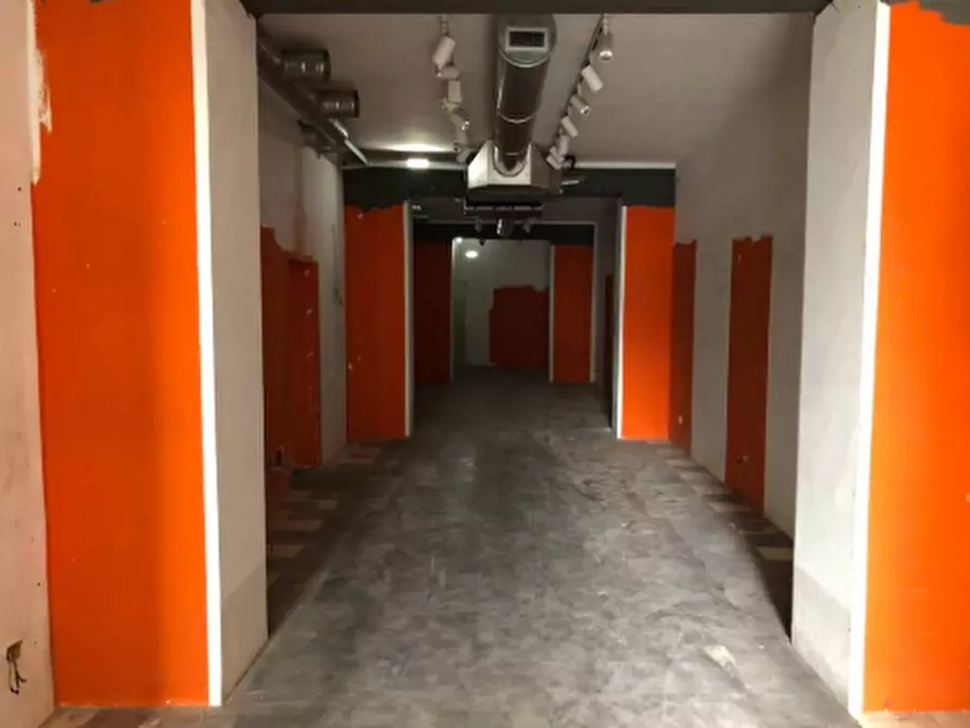 Immagine 1 di Negozio in affitto  in Via Guglielmo Marconi, - a Bologna