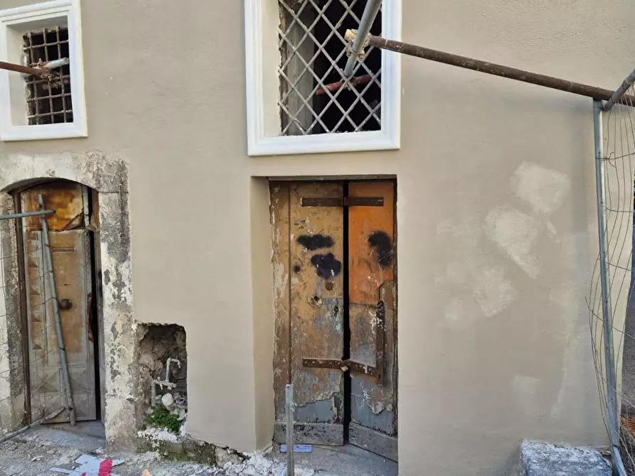 Immagine 2 di Magazzino in vendita  in Via Scuola, 17 a Torre Annunziata