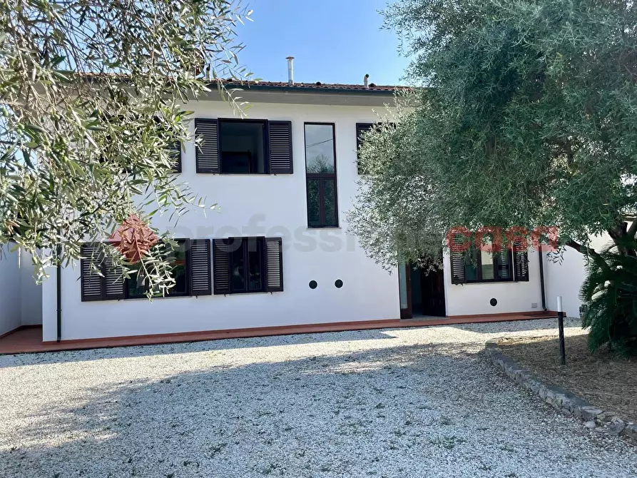 Immagine 1 di Villa in vendita  in Via del bozzo, 61 a Lucca