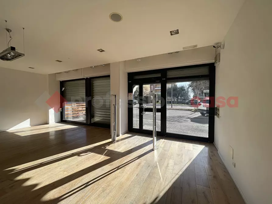 Immagine 7 di Negozio in affitto  in Via Antonio Gramsci a Corciano