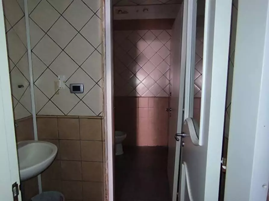 Immagine 16 di Negozio in vendita  in Corso Umberto I, 279 a Torre Annunziata