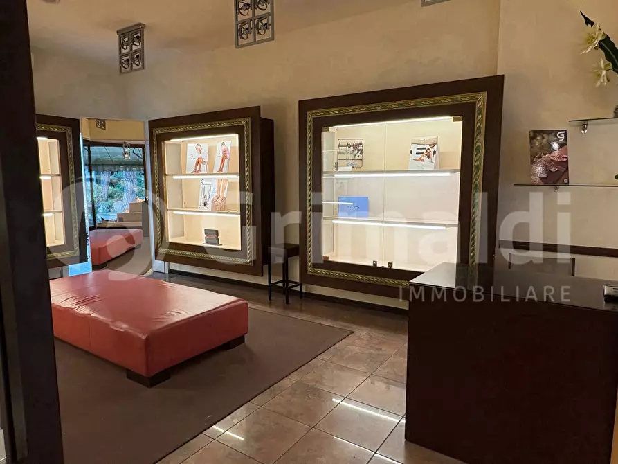 Immagine 6 di Negozio in vendita  in Viale Gramsci, 0 a Cervia