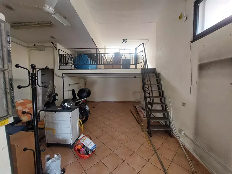 Immagine 4 di Negozio in vendita  in Via ANTONIO GENOVESI, 1 a Catanzaro