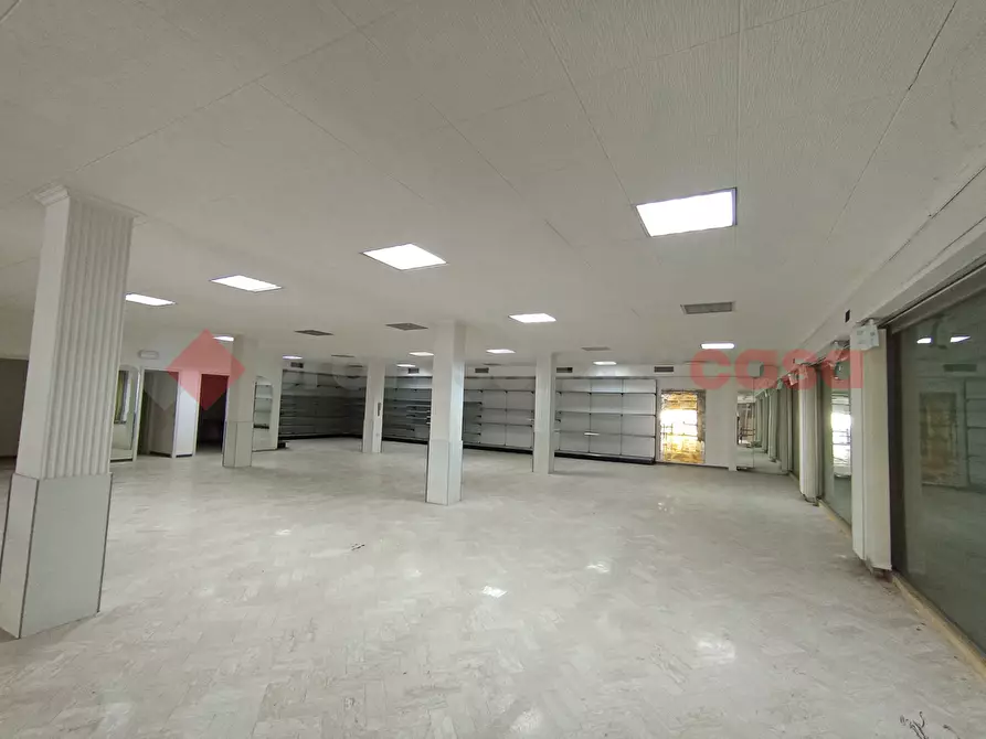Immagine 5 di Negozio in affitto  in Via Curiel a Spoleto