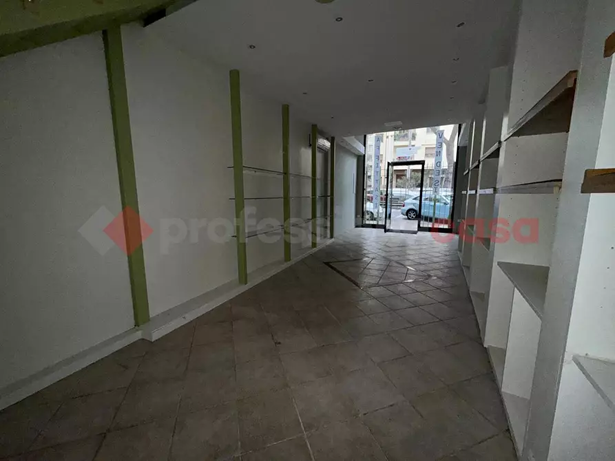 Immagine 1 di Negozio in affitto  in Viale DUSE a Firenze