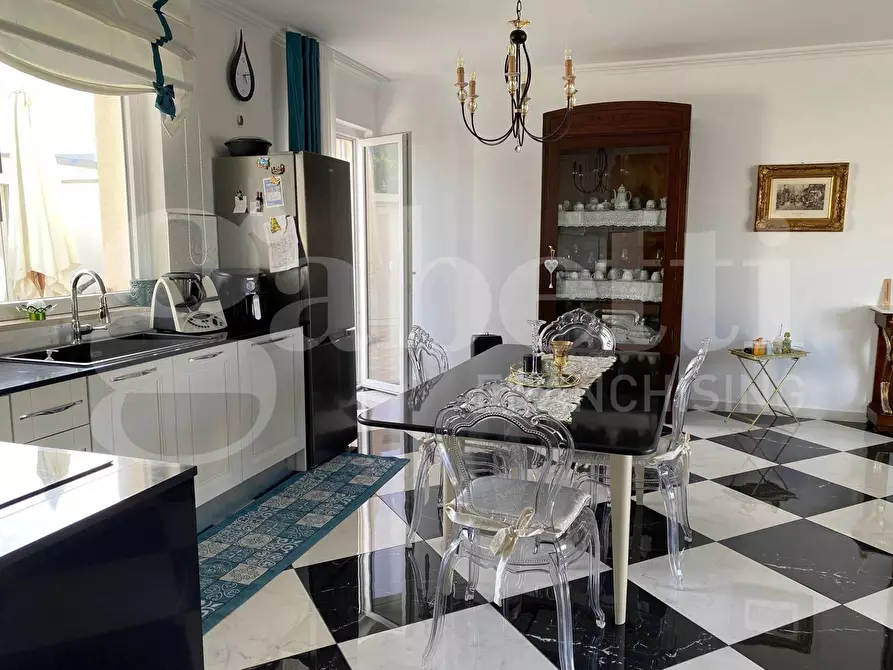 Immagine 8 di Casa trifamiliare in vendita  in Via Andrea Gusmai a Trani