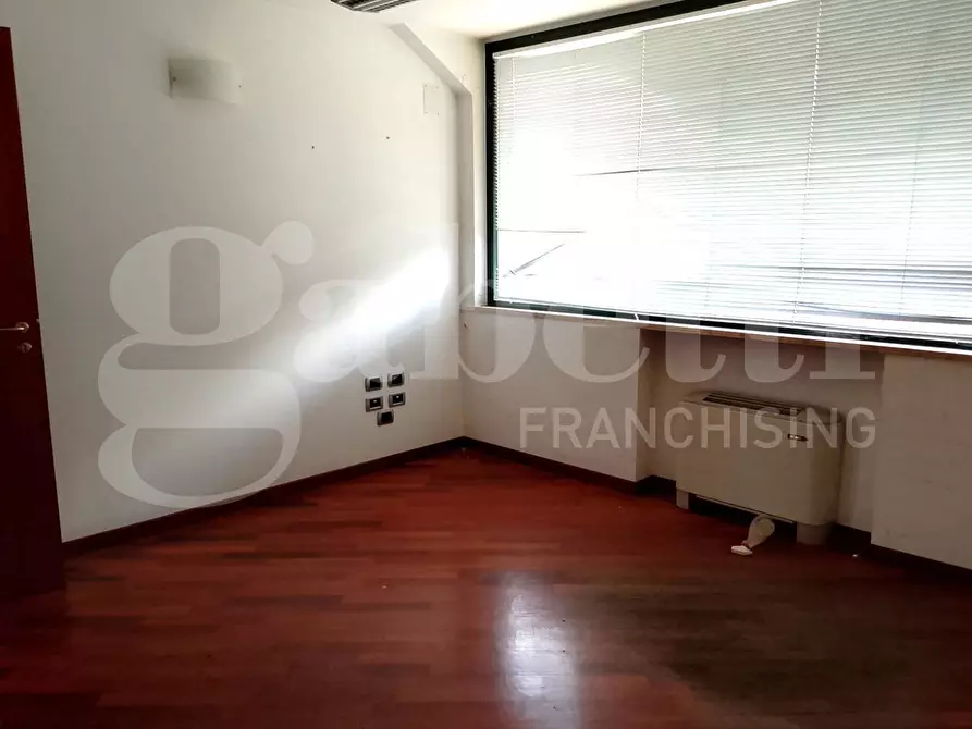 Immagine 23 di Negozio in vendita  in Via della Resistenza, 19 a Teramo