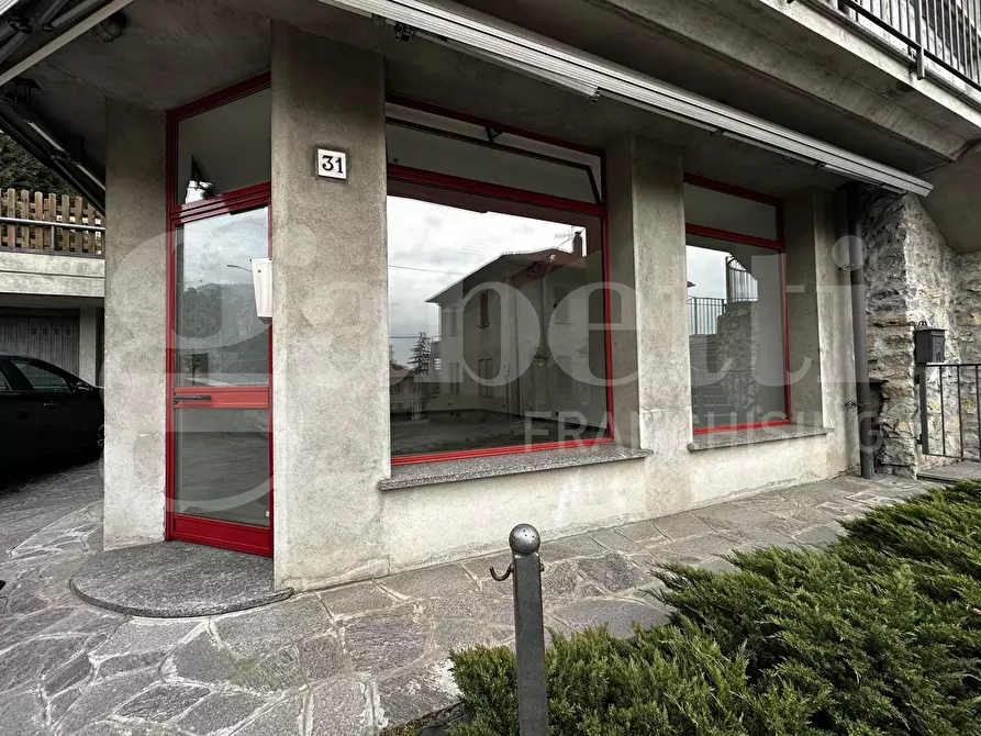 Immagine 22 di Negozio in affitto  in Via Marconi, snc a Erba