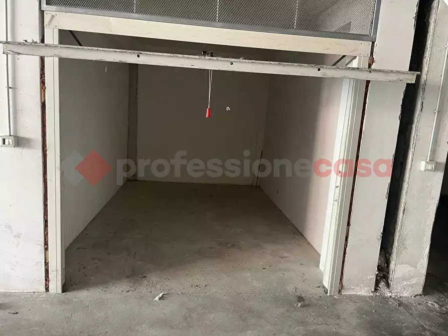 Immagine 12 di Box auto in vendita  in Viale Italia, 02 a Vitulazio