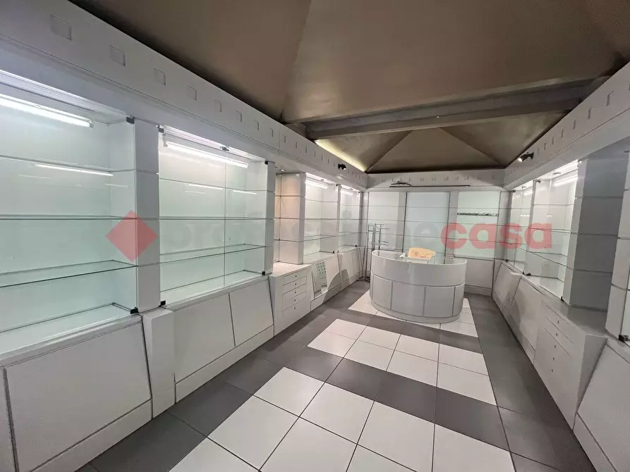 Immagine 7 di Negozio in vendita  in Corso Garibaldi a Spoleto