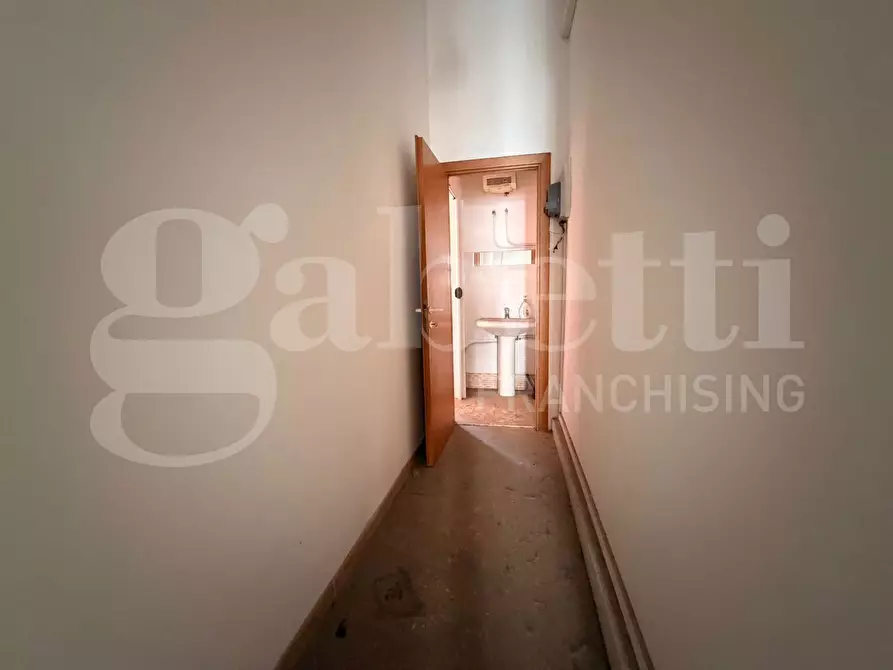 Immagine 9 di Negozio in affitto  in Via delle Rose a Roma