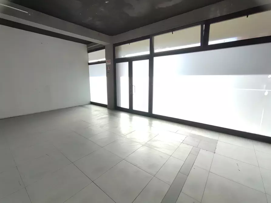 Immagine 13 di Negozio in affitto  in Via Einaudi a Perugia