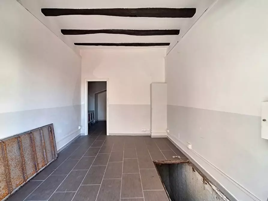 Immagine 5 di Negozio in affitto  in Via Concezio Muzii a Napoli