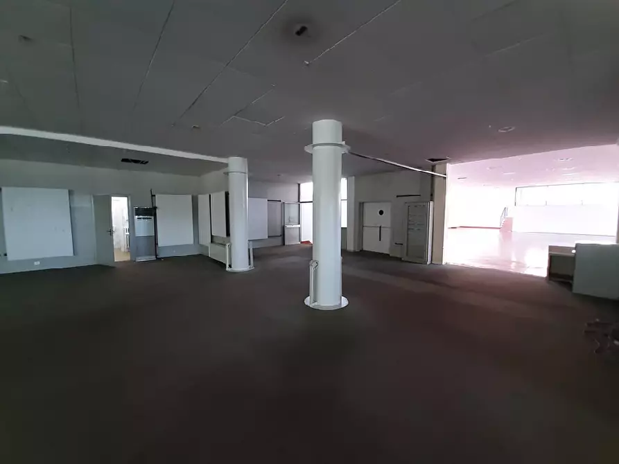 Immagine 14 di Locale commerciale in vendita  in Via per desenzano a Salò