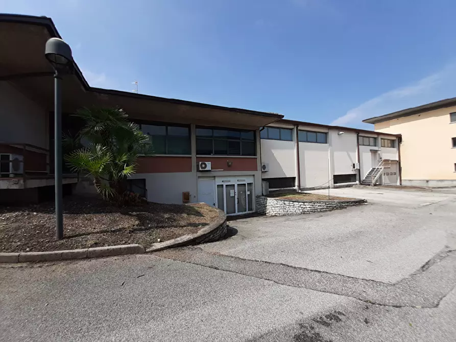 Immagine 8 di Locale commerciale in vendita  in Via per desenzano a Salò