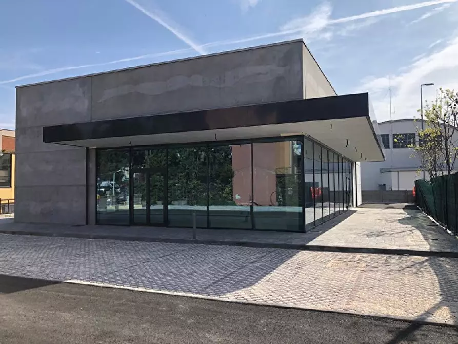 Immagine 7 di Locale commerciale in vendita  in Viale Marconi, 142 a Desenzano Del Garda