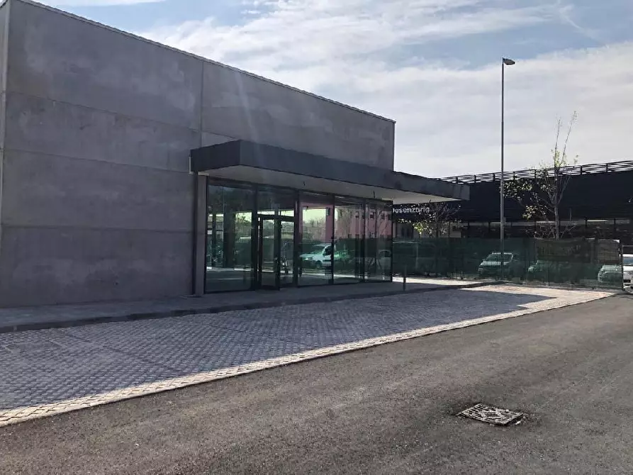 Immagine 2 di Locale commerciale in vendita  in Viale Marconi, 142 a Desenzano Del Garda