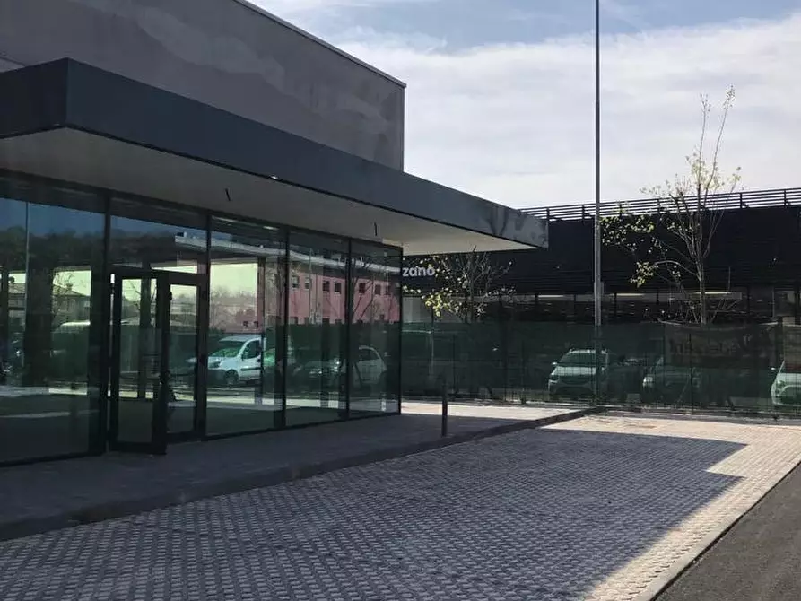 Immagine 5 di Locale commerciale in vendita  in Viale Marconi, 142 a Desenzano Del Garda