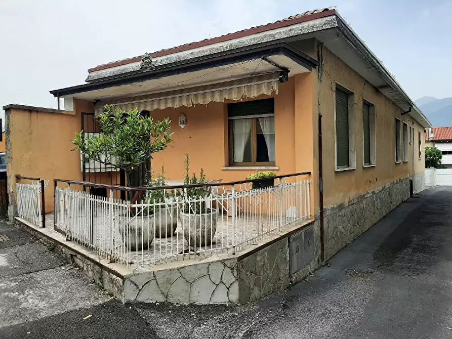 Immagine 1 di Villa in vendita  in Via Martiri della patria, 10 a San Felice Del Benaco