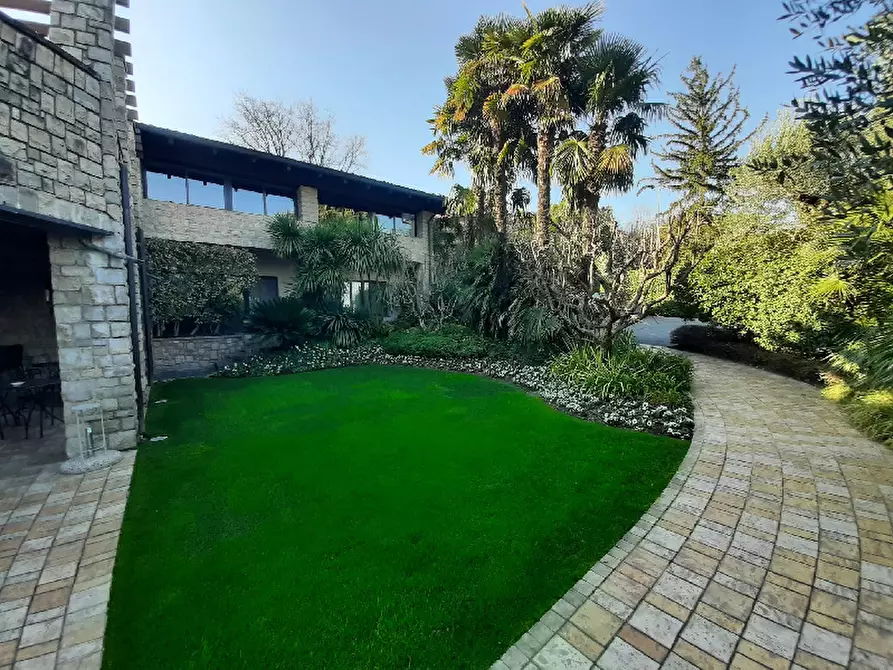 Immagine 4 di Locale commerciale in vendita  in Via ciucani a Soiano Del Lago