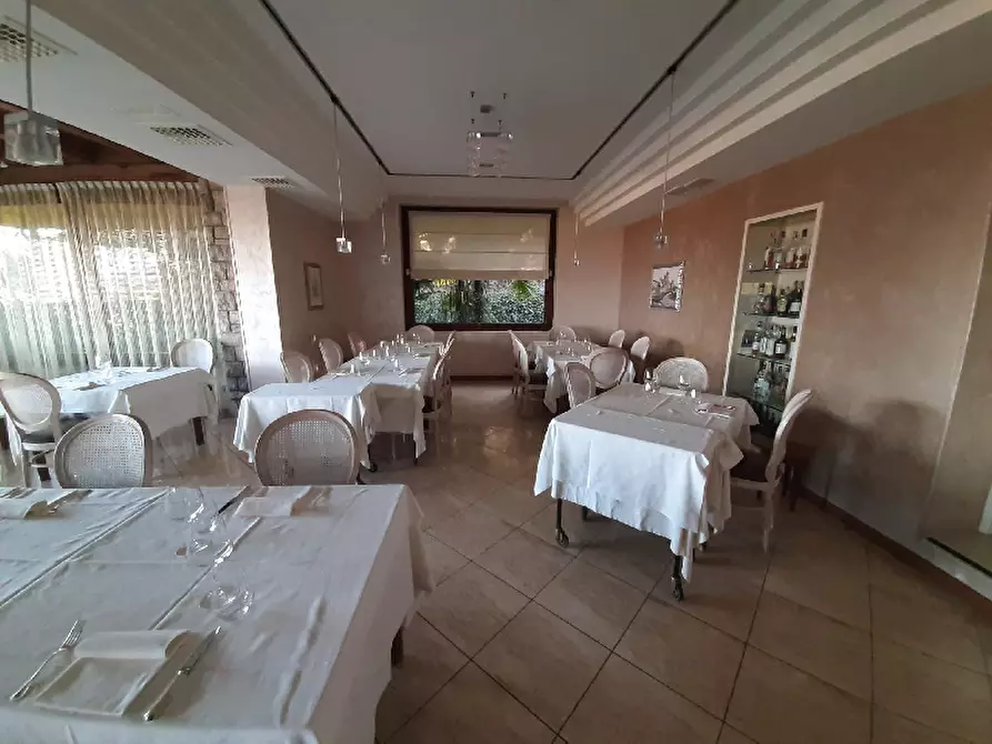 Immagine 10 di Locale commerciale in vendita  in Via ciucani a Soiano Del Lago