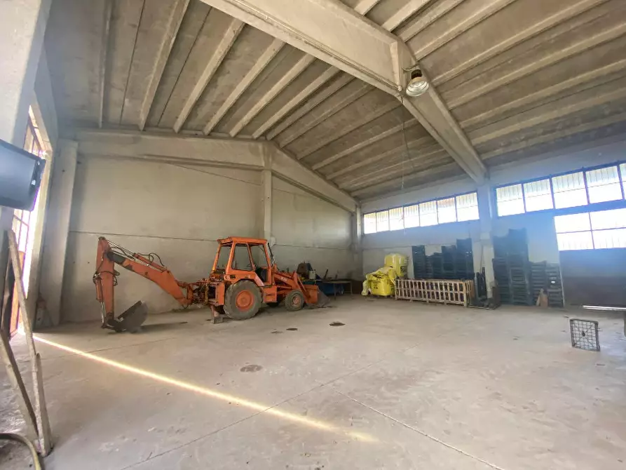 Immagine 2 di Magazzino in vendita  in Via Trevisago a Manerba Del Garda