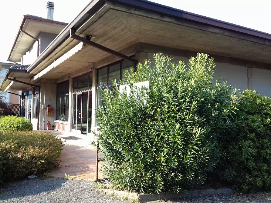 Immagine 2 di Locale commerciale in affitto  in Via Desenzano a Salò