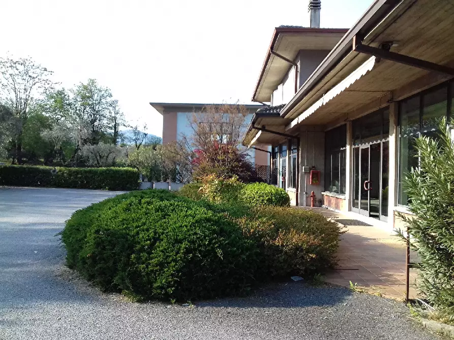Immagine 1 di Locale commerciale in affitto  in Via Desenzano a Salò