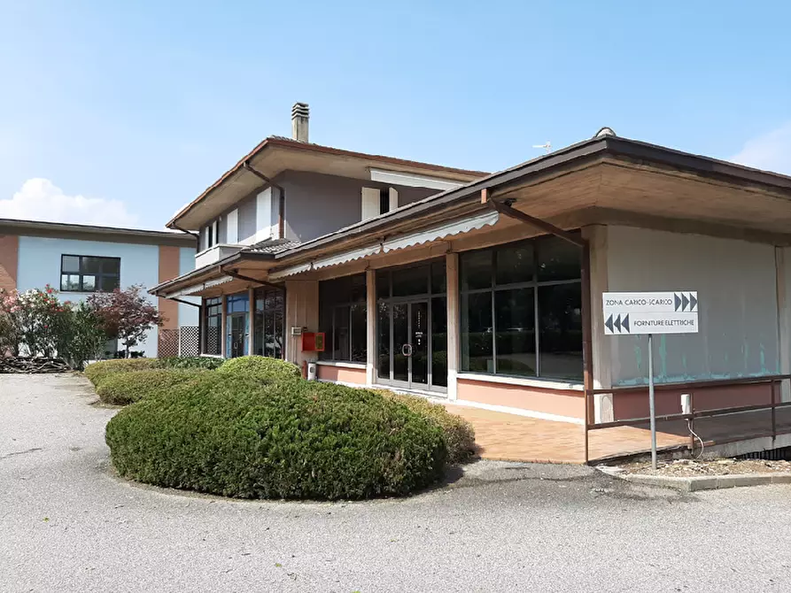 Immagine 10 di Locale commerciale in affitto  in Via Desenzano a Salò