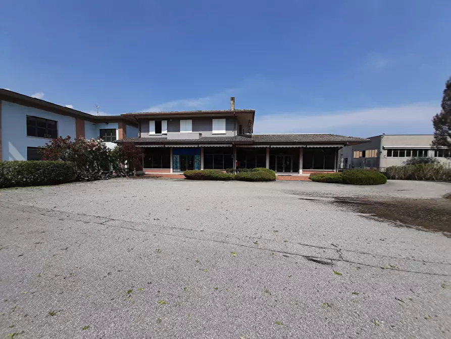 Immagine 6 di Locale commerciale in affitto  in Via Desenzano a Salò