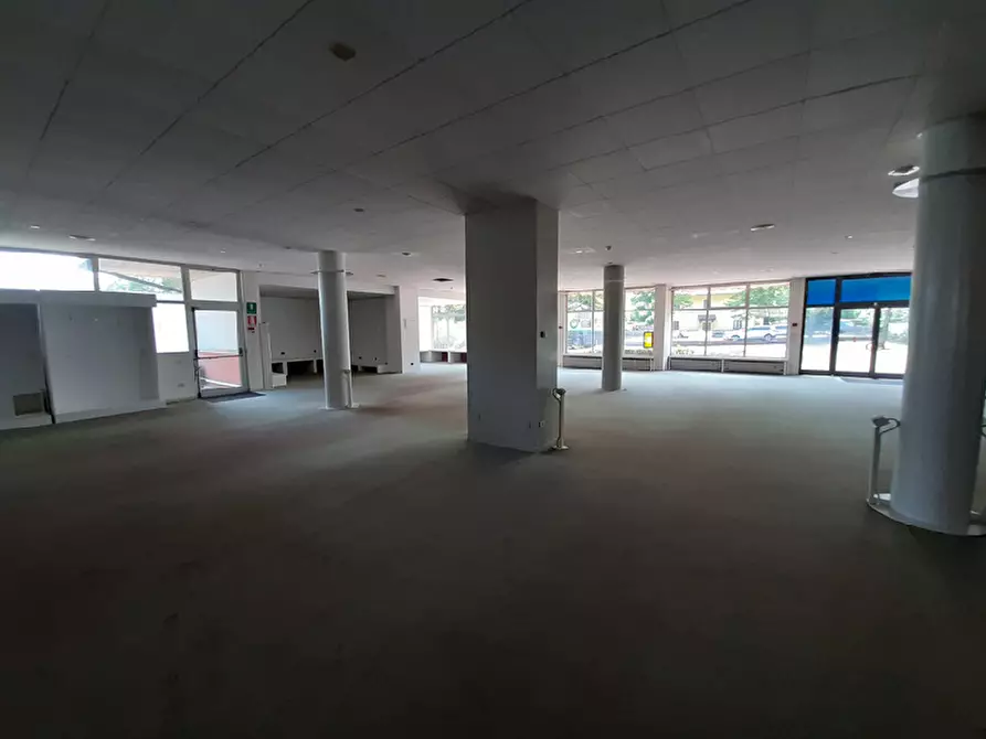 Immagine 18 di Locale commerciale in affitto  in Via Desenzano a Salò